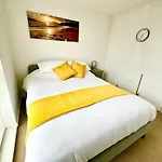 Modern 2-bedroom *