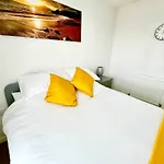 Modern 2-bedroom Апартаменти *